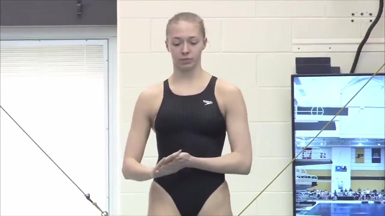 College divers in very tight swimsuit