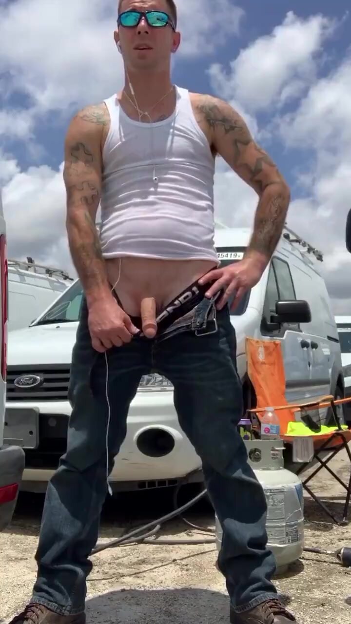 hot daddy taking a piss outside 2