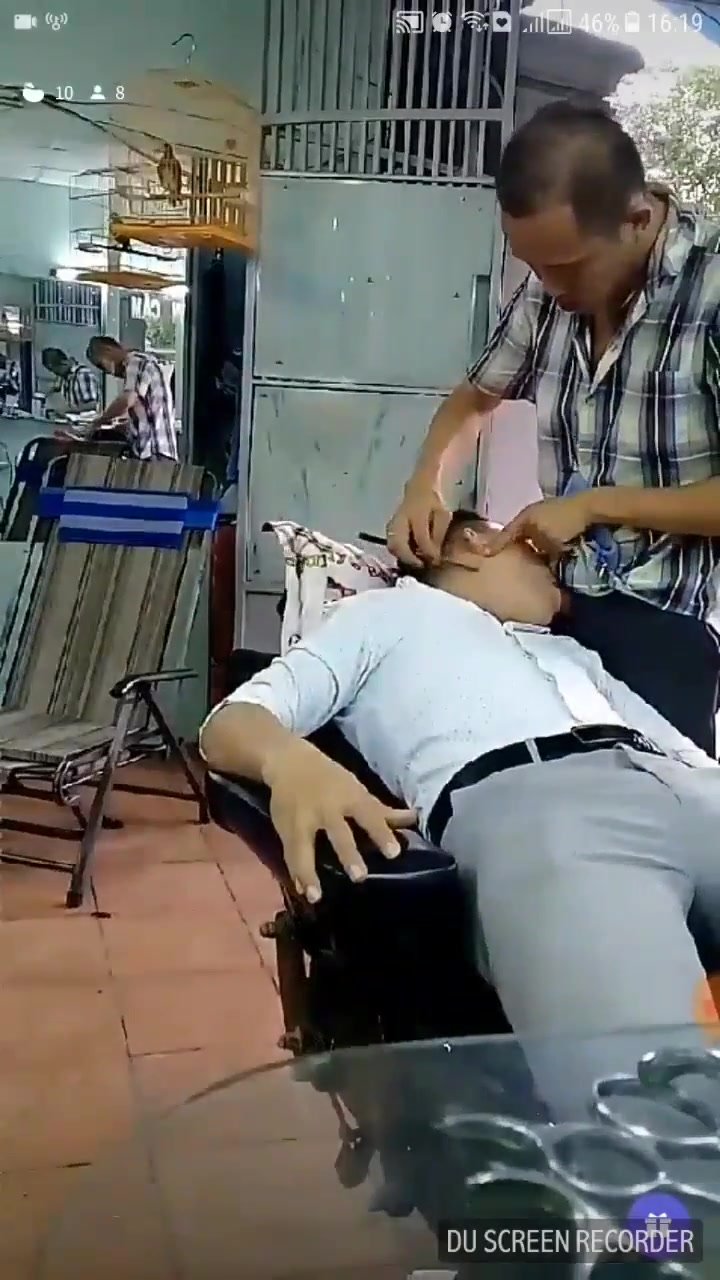 Sucking the barber's dick