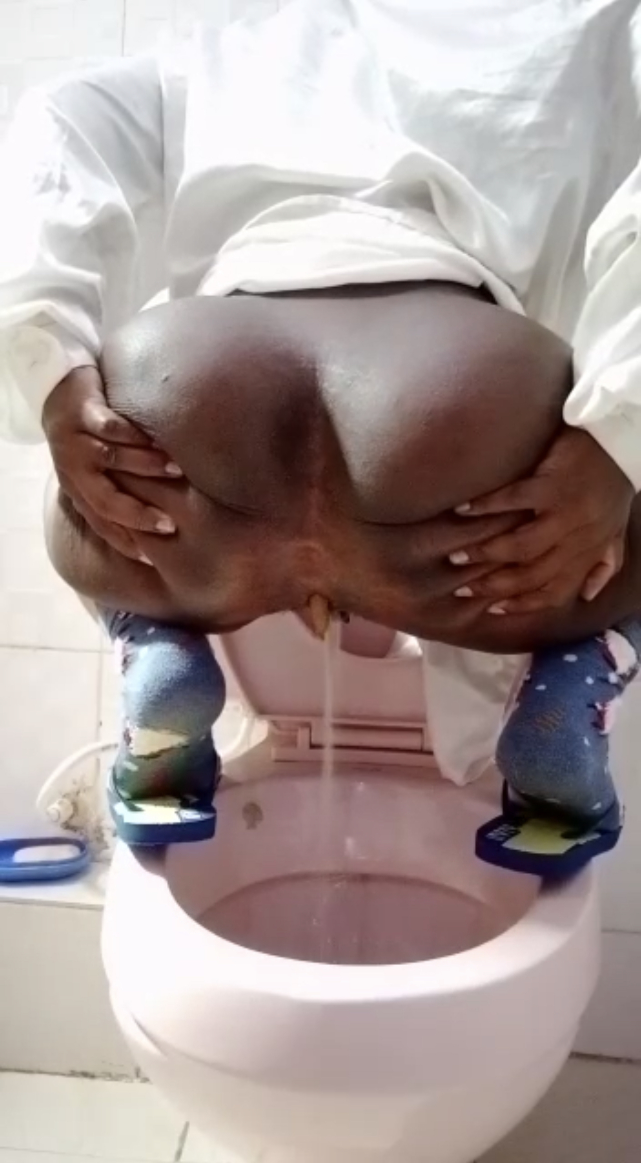 African cutie pisses and shits (3)