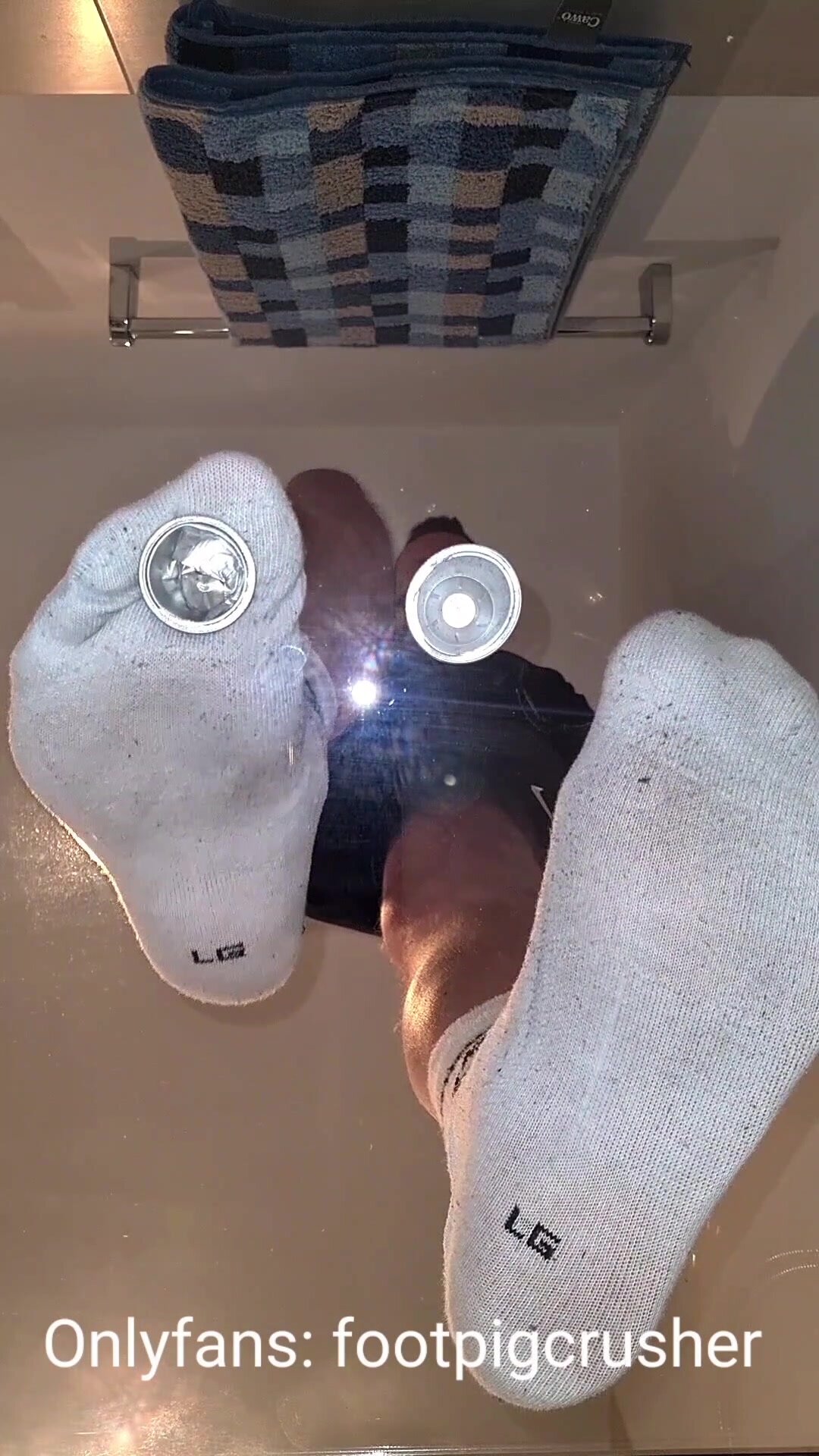 Underglass crushing capsules (AF1, socks, barefoot)
