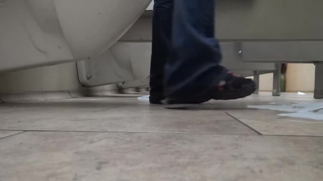 Understall pooping - video 3