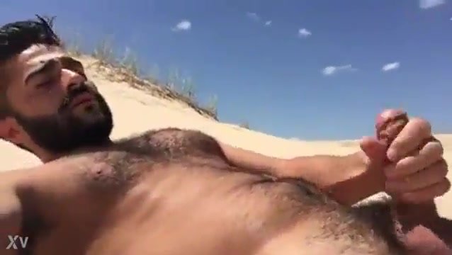 Straight guy wanking and cuming - video 4