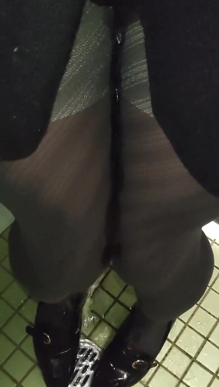 Asian girl pee in her  apricot pantyhose
