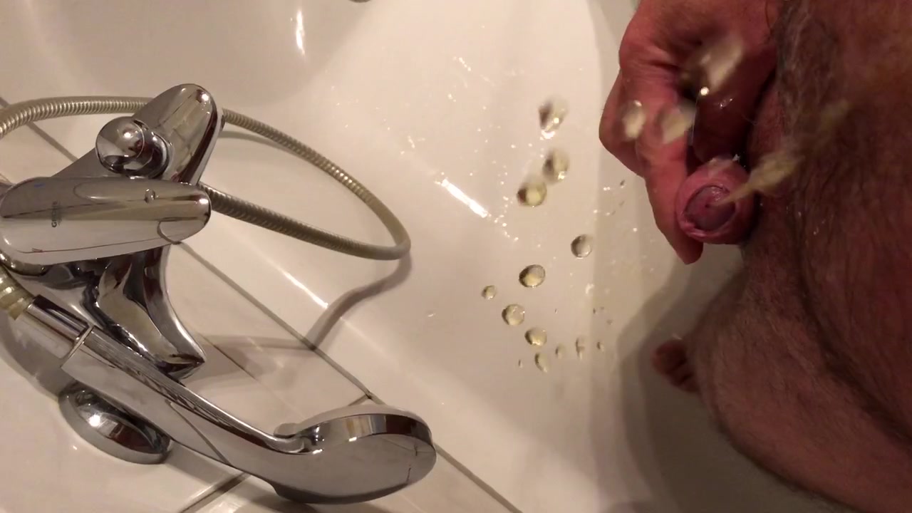 Shower piss - video 5