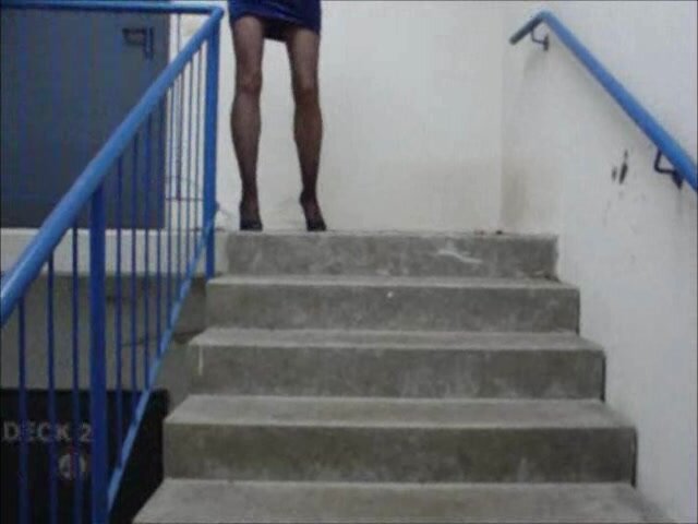 lady pee into staircase