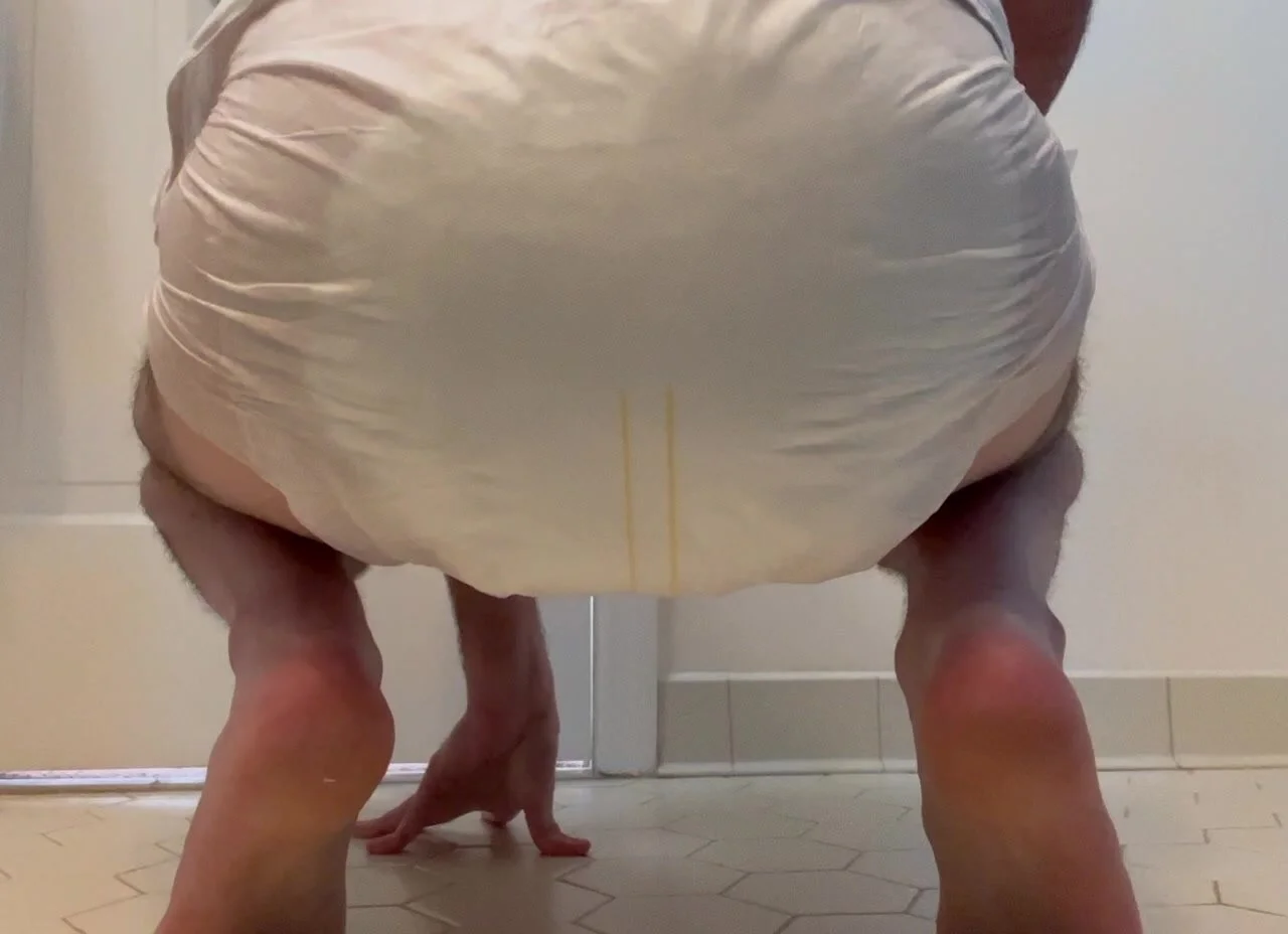 Quick Diaper Mess - ThisVid.com