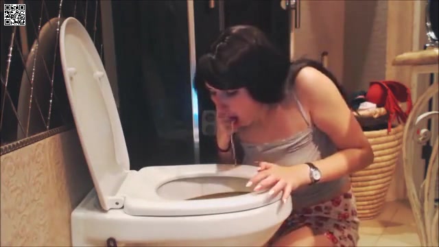 Brunette pukes in the toilet-great sounds
