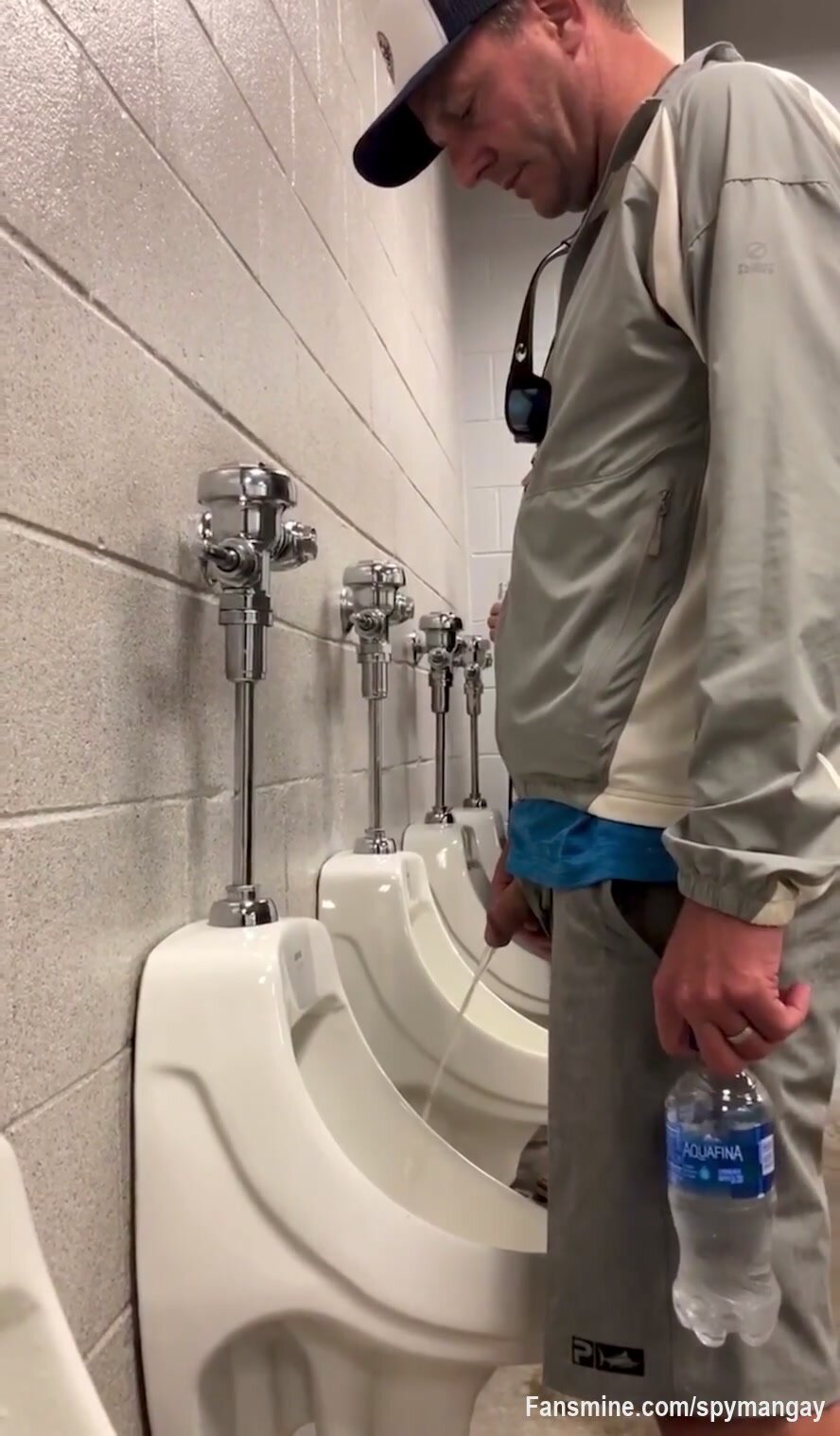 Pissing big dick: spy guy in toilet - video 46 - ThisVid.com