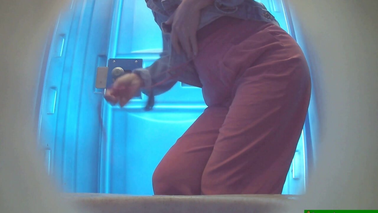 Desperate women in beach cabin 1 - ThisVid.com