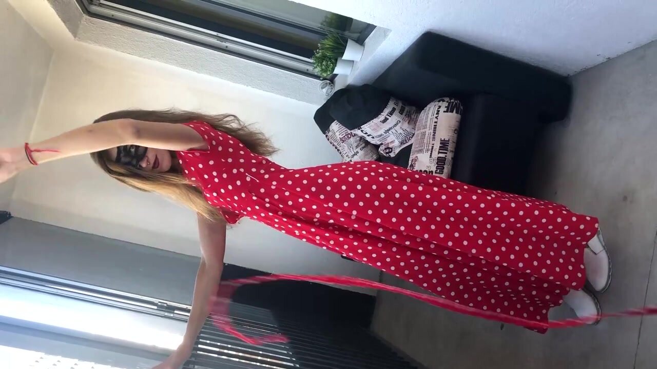 Lady in red - video 4