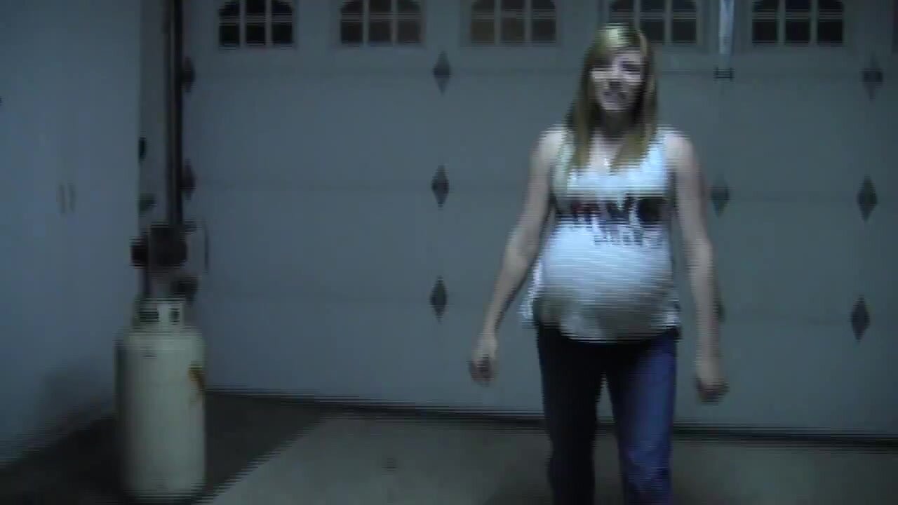 pregnant girl doing splits