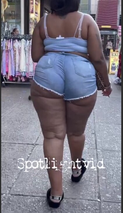 HUGE BBW ASS HANGIN OUT HER JEAN BOOTY SHORTS CANDID