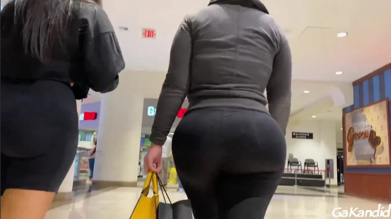 Video: MEGA FORTRESS BOOTY MILF CANDID - ThisVid.com