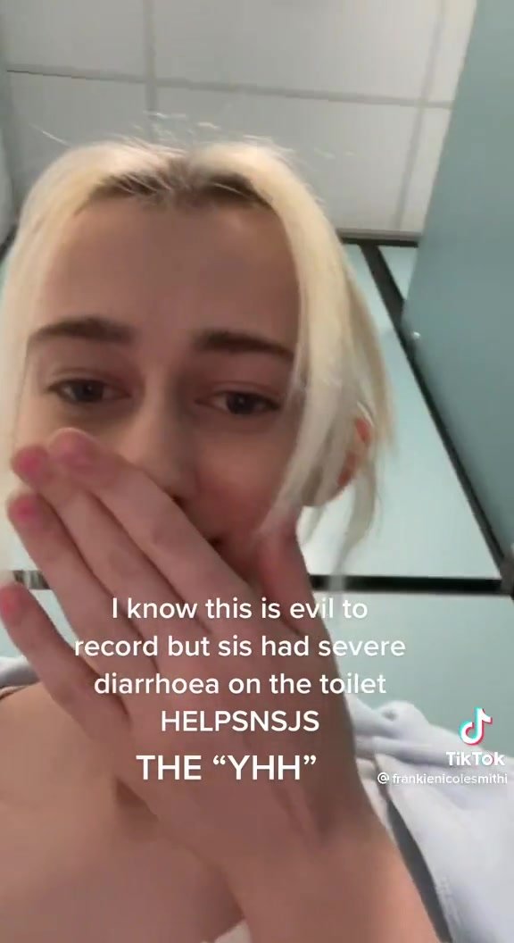 Girl pooping - video 294