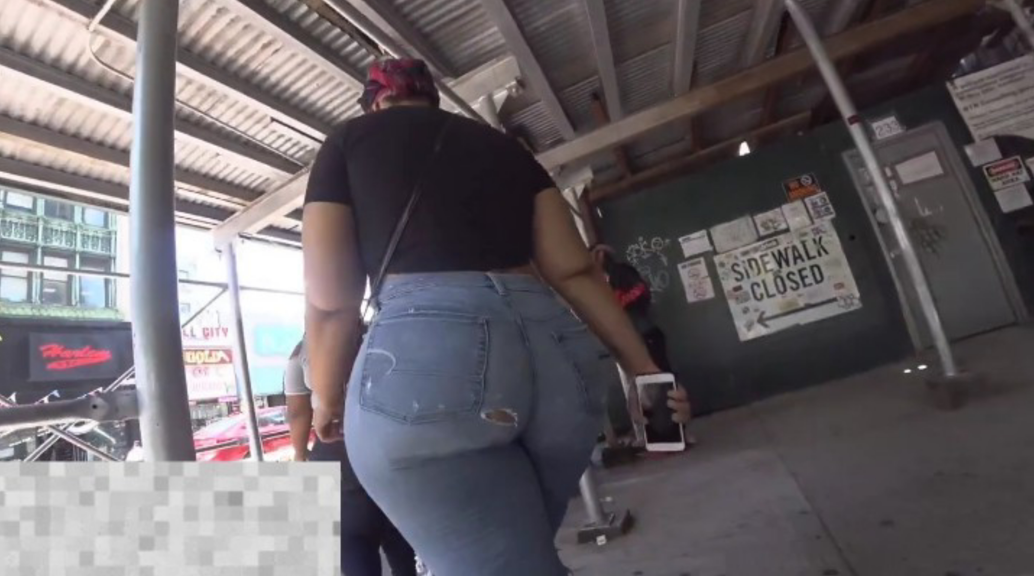 Huge butt candid