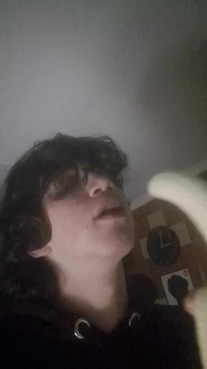Str8 baited boy sucks banana