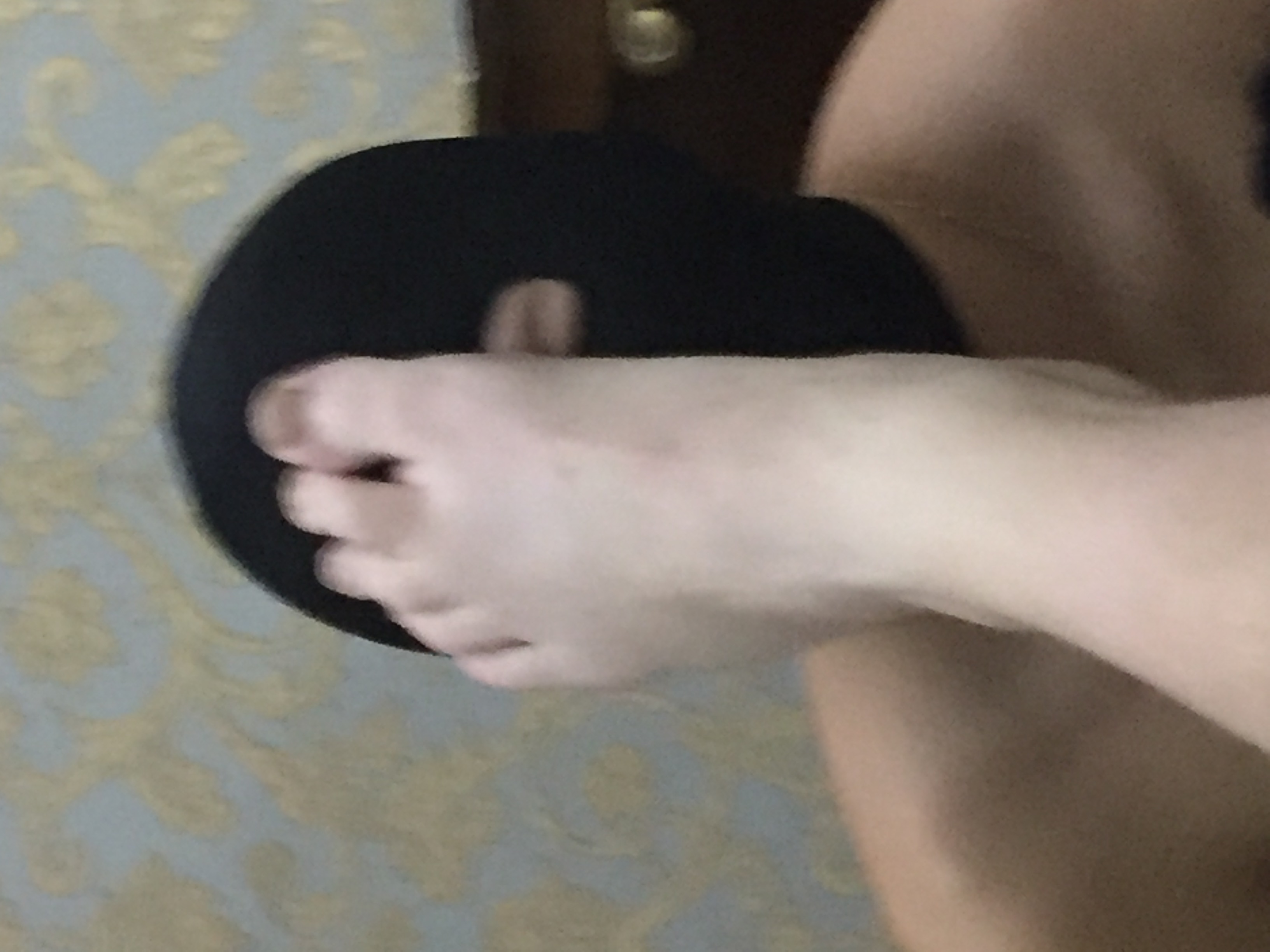 Lucky chinese slave gets my bare feet