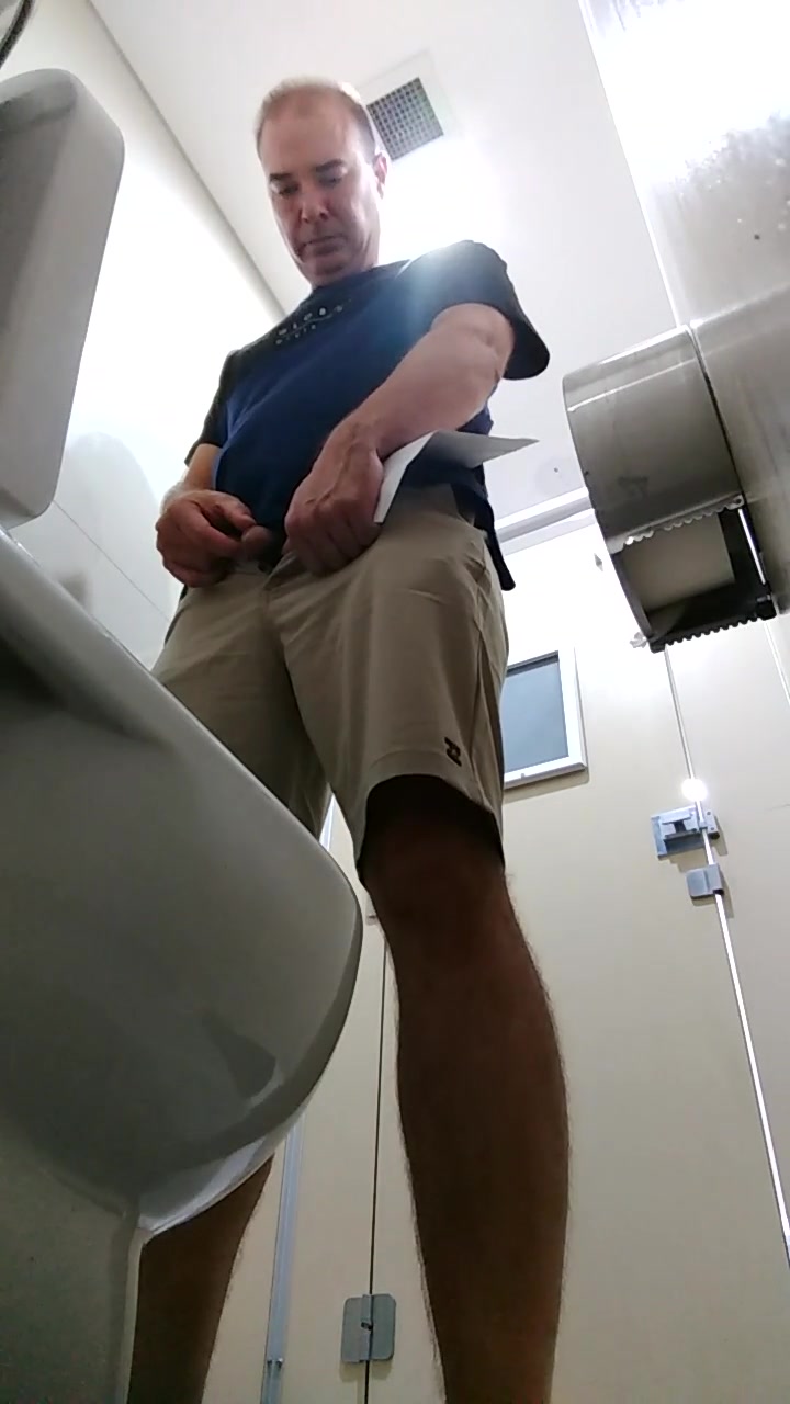 PISS SPY 86- Middle aged guy pissing