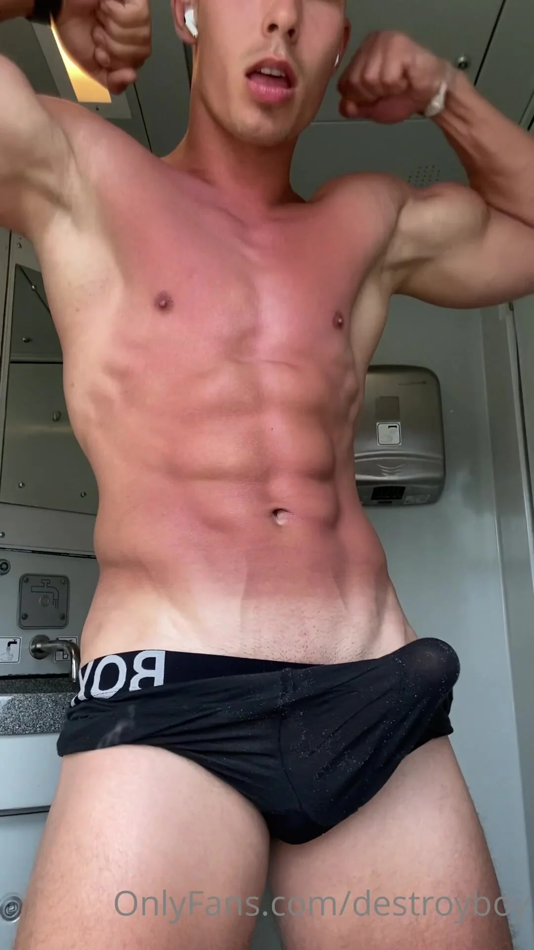 Masturbation Solo: muscular guy jerking off -… ThisVid.com