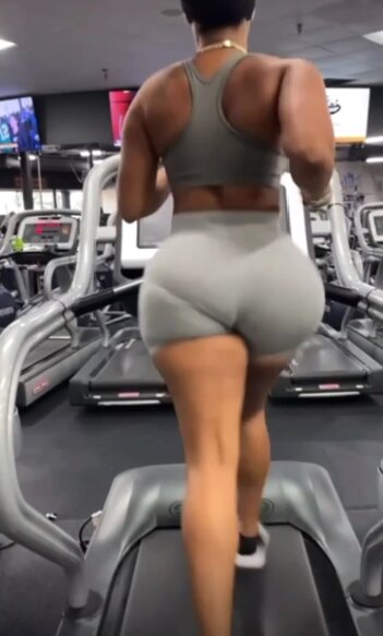 EPIC NATURAL EBONY ASS FLYING AROUND ON TREADMILL