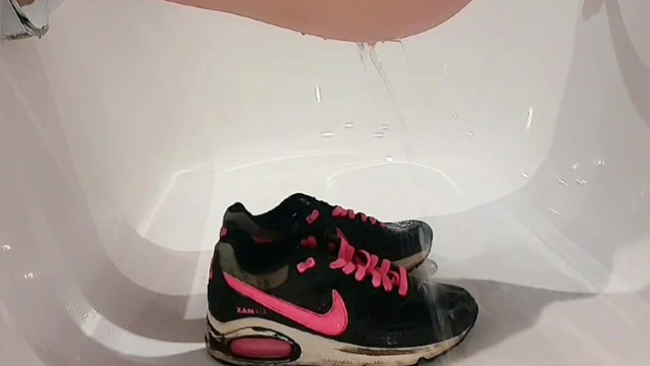 my girlfriend spits and pisses in her old nike air max