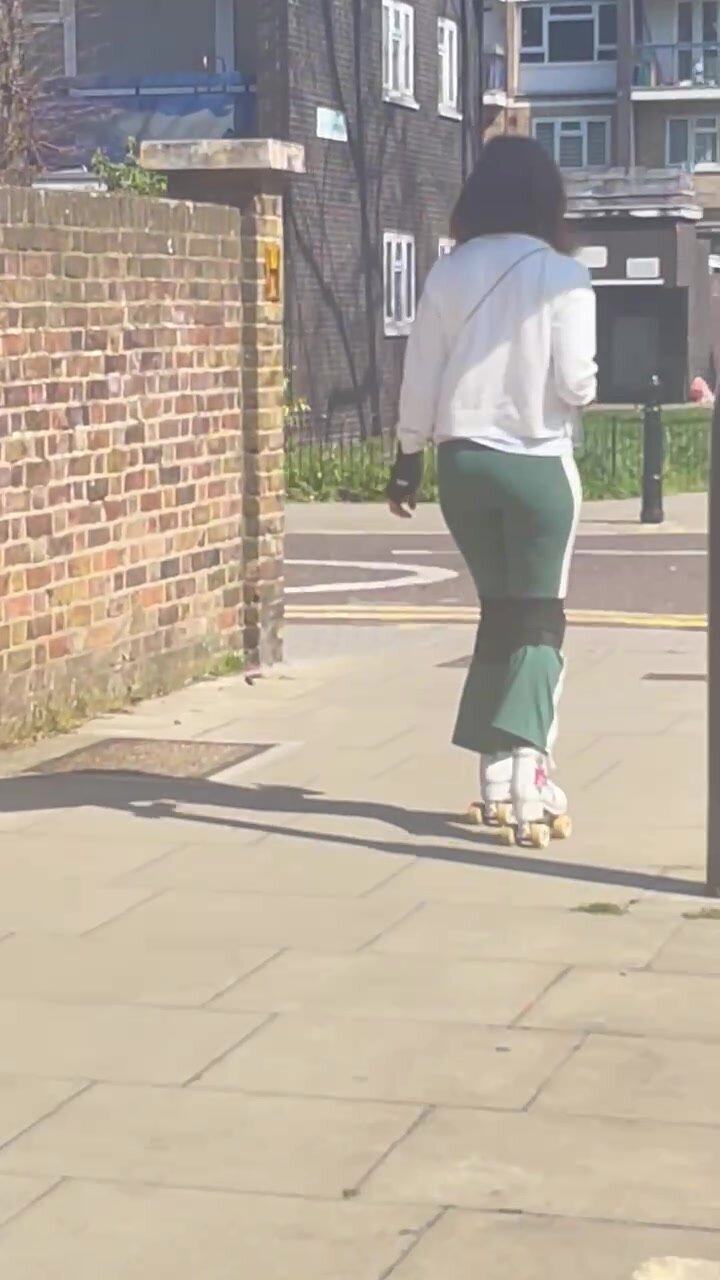 Fit pawg on roller skates in public