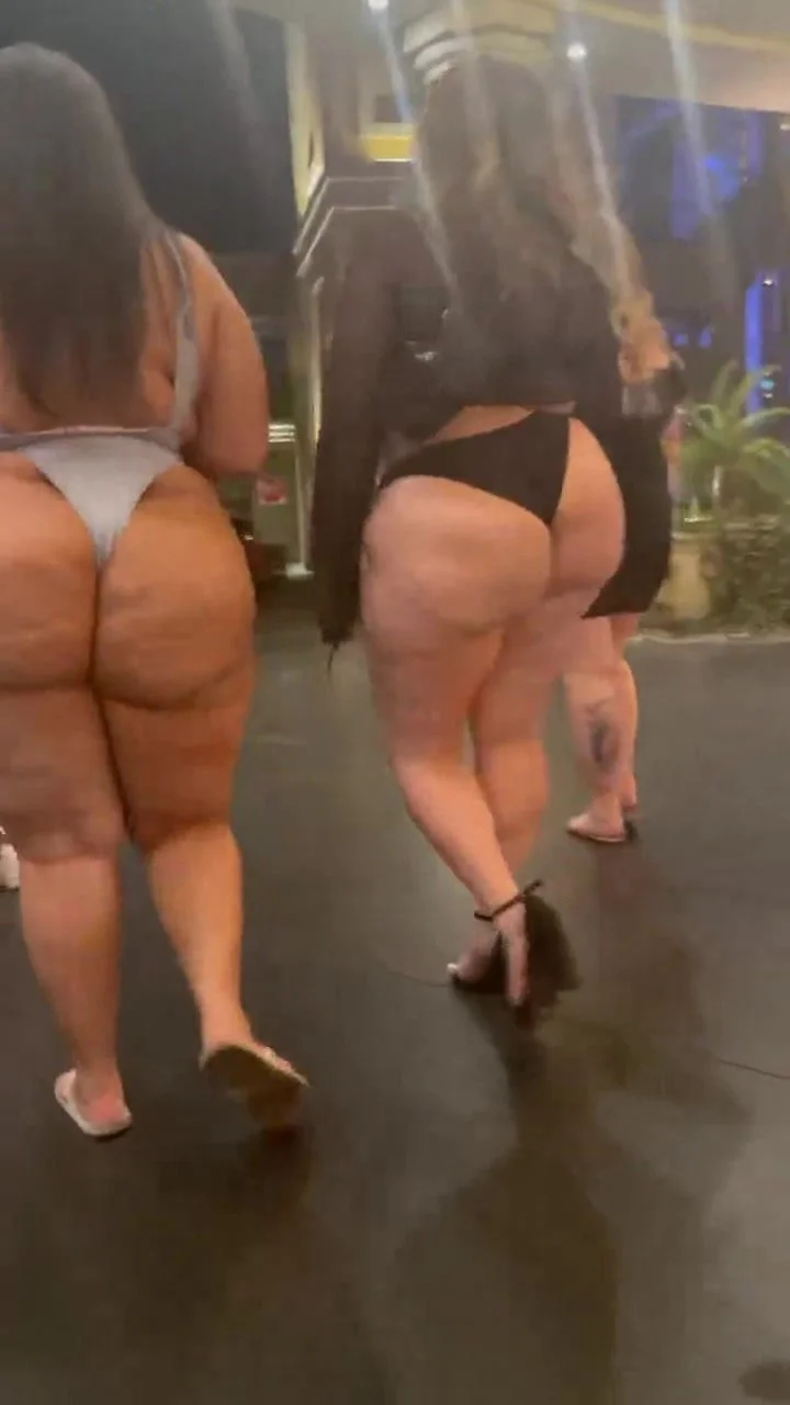 Friends walk in public with huge asses on display - ThisVid.com em inglÃªs