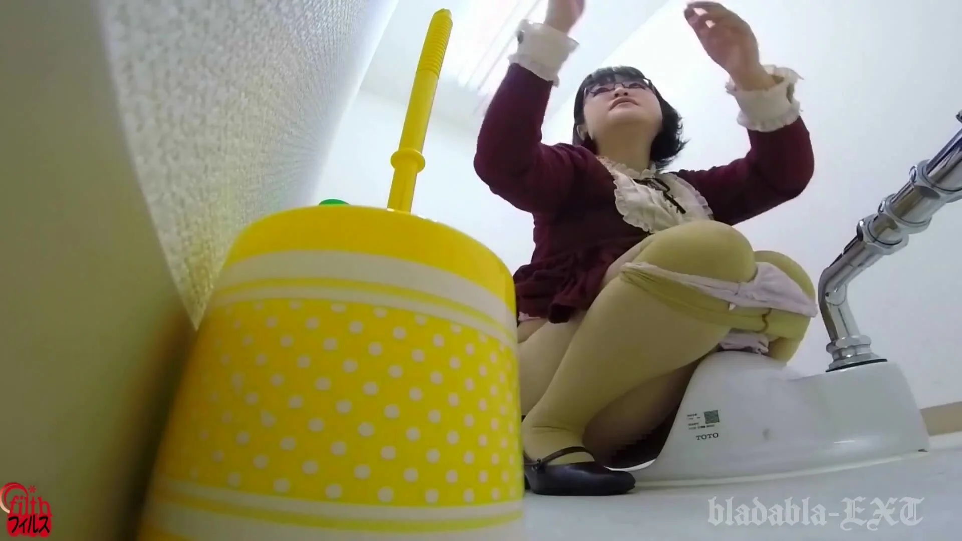toilet voyeur 便器の中から 真面目そうなぽっちゃり系女子が和式トイレで脱糞…ひどすぎる下痢うんこで唖然。