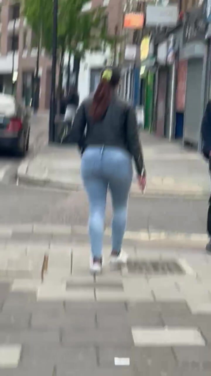 Brunette pawg ass in jeans
