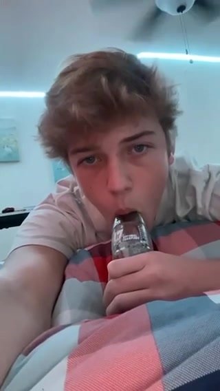 blond teens shows you how he sucks cock
