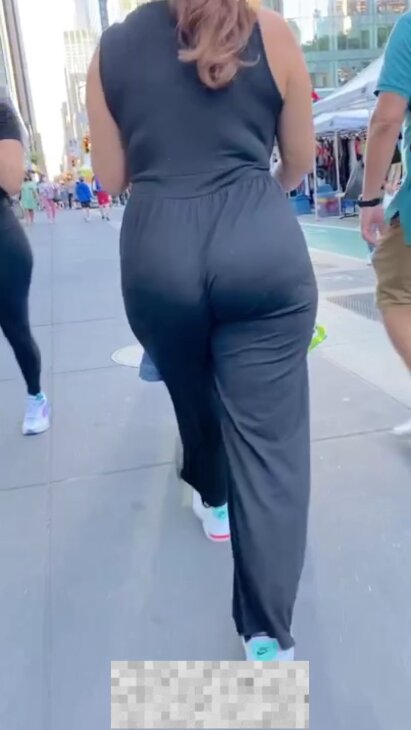 JIGGLY SEXY CHEEKY LOOSE MILF BOOTY CANDID CAPTURE