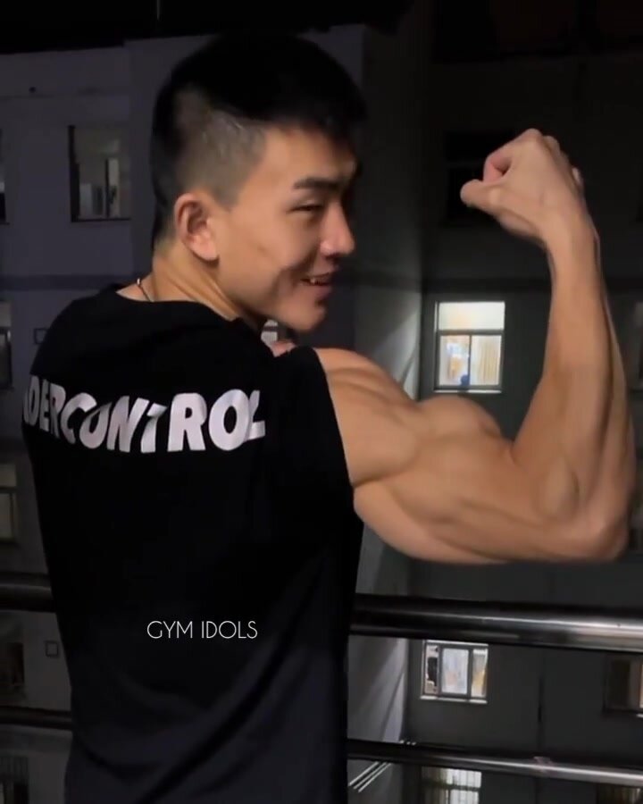 Biceps god in China(2)