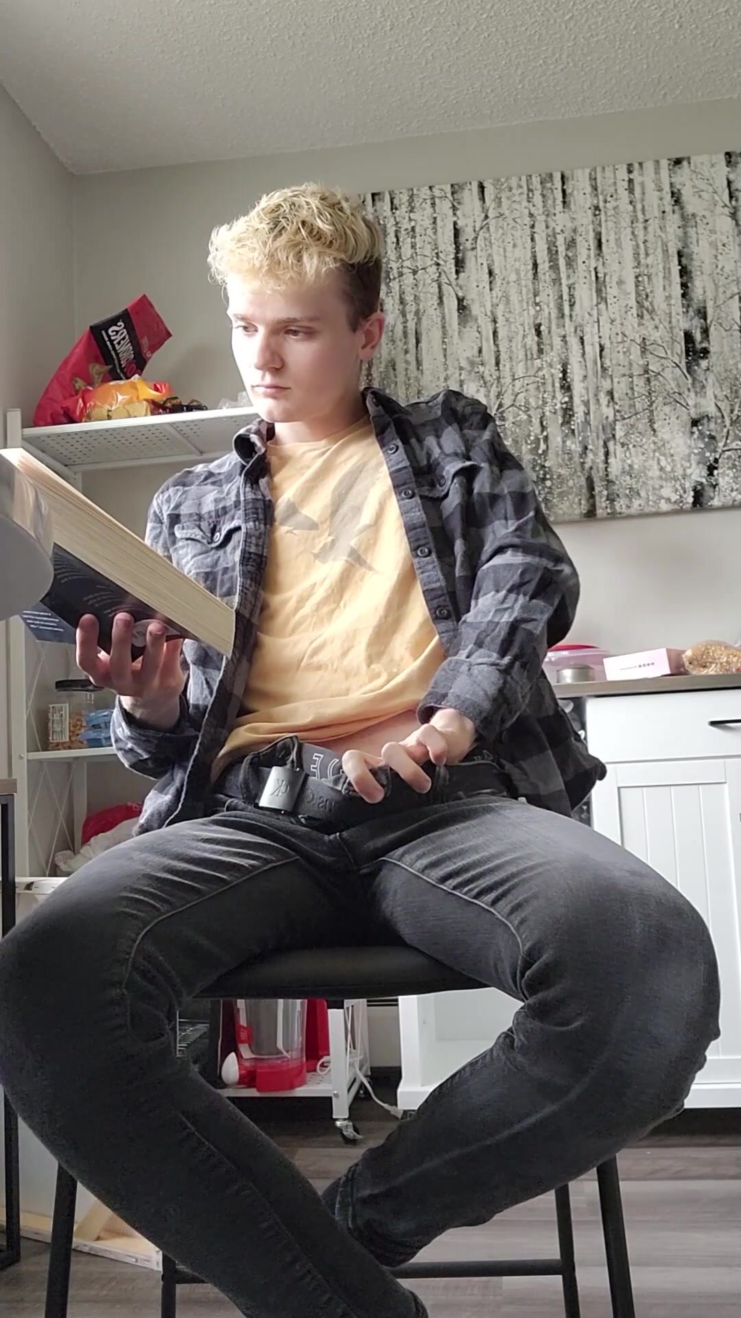 Twink pisses all over the floor while reading a book