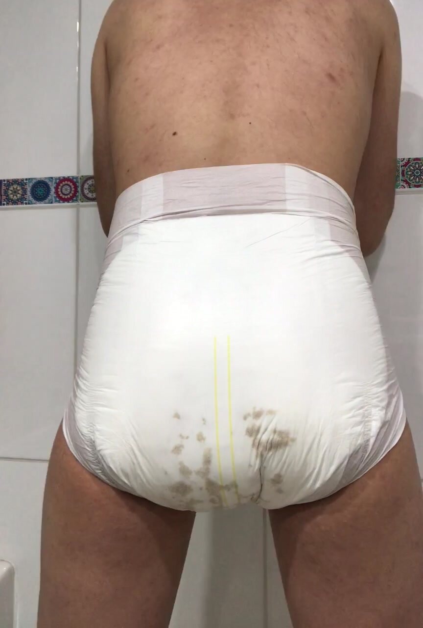 Desperate Diaper pooping and wetting