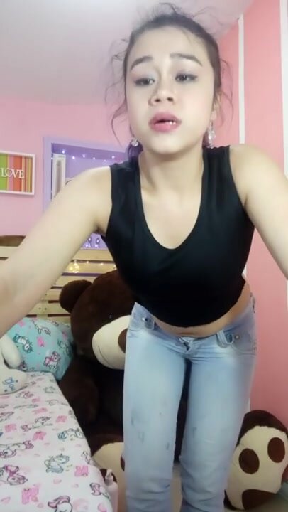 Girl peeing her jeans during live stream