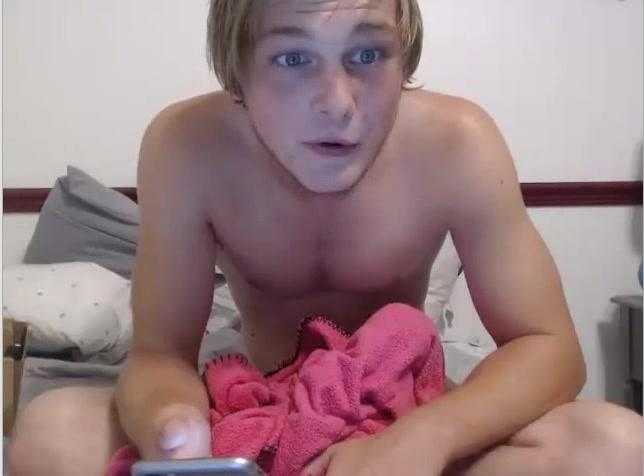 STRAIGHT TWINK PLAYING WITH DILDO