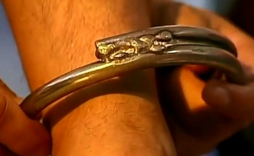 Close up of the Thai shackles
