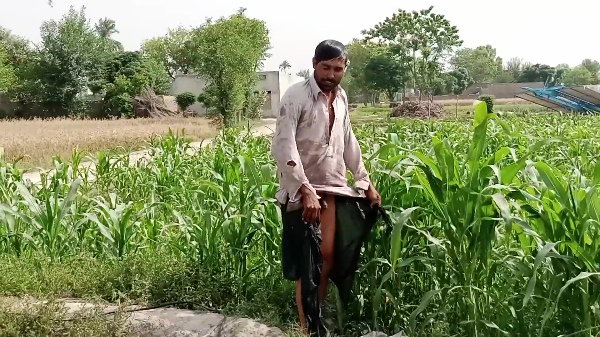 Pakistani tubewell exhibitionist flashes cock at end