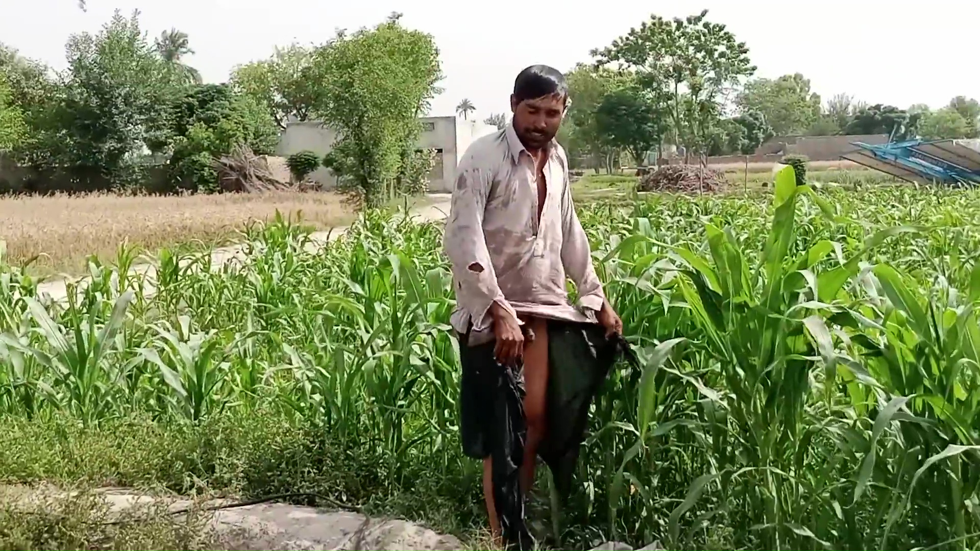 Pakistani Tubewell Exhibitionist Flashes Cock At End