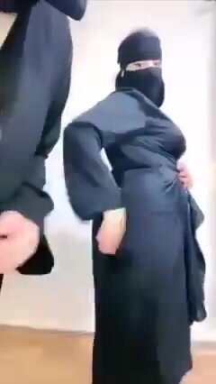 Arab niqabi girl twerks