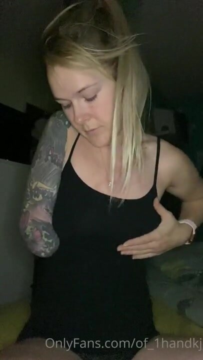 Amputee rbe tattooed play with boobs