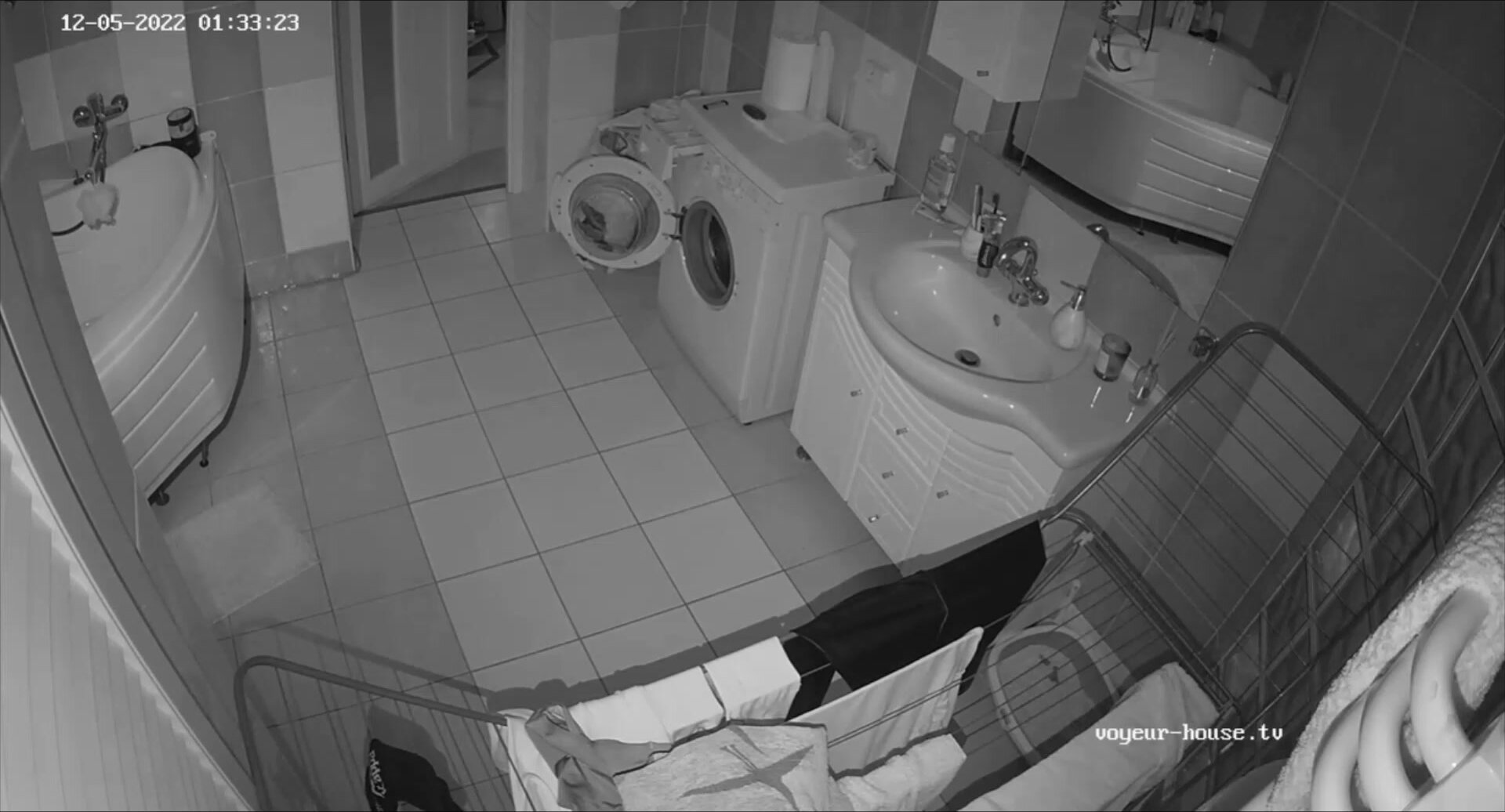 Woman pooping in Toilet 476