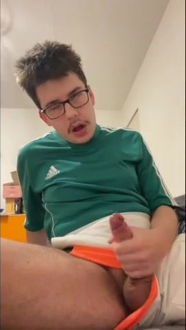 geiler Junghackfresse wichst sich den Schwanz