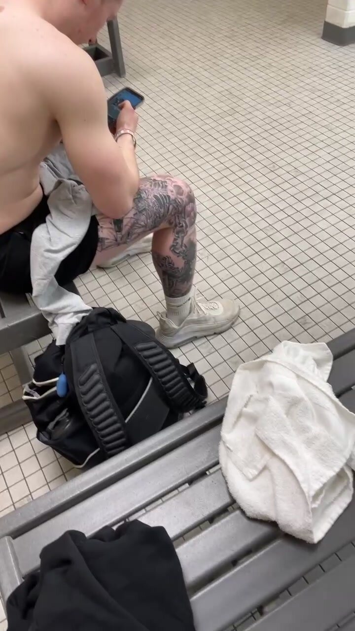Tatted guy’s white Nike socks