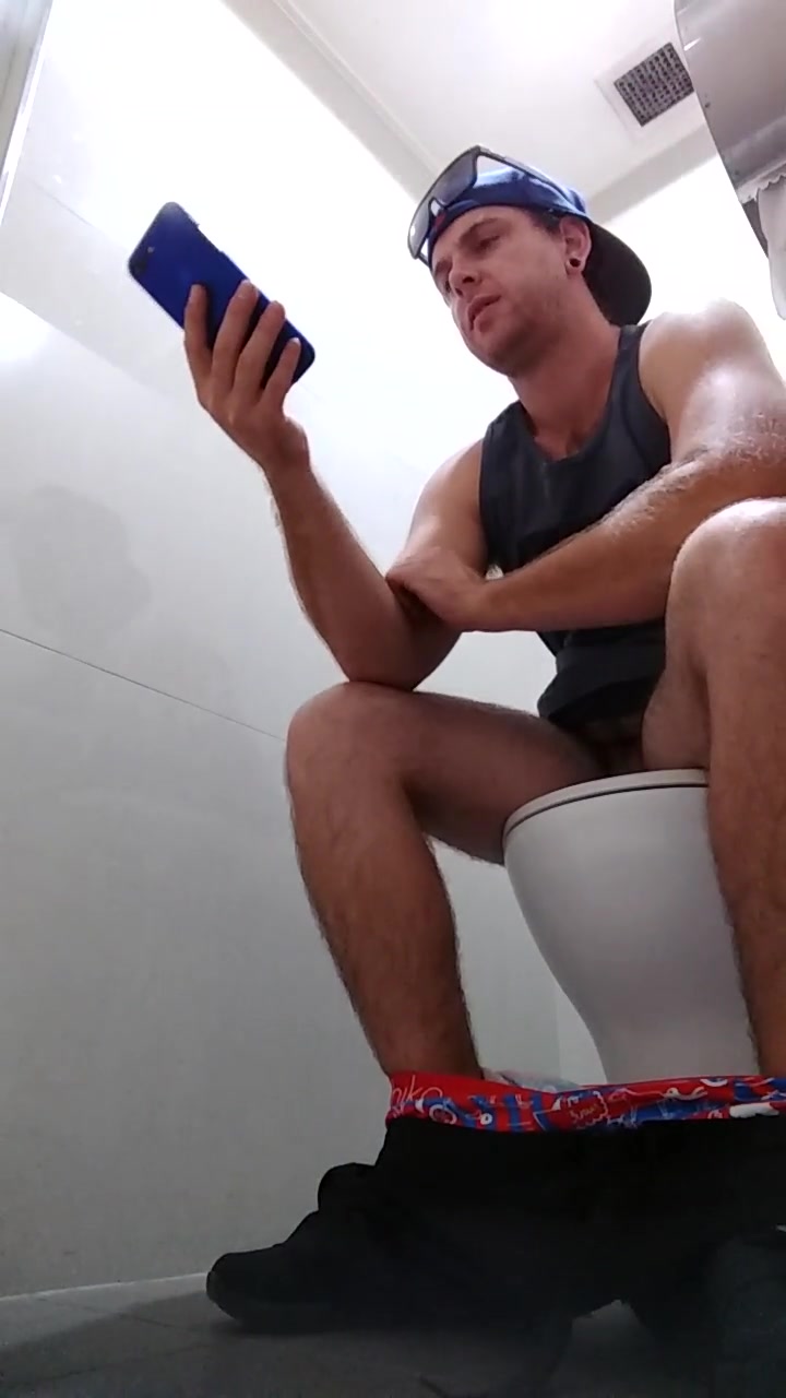 toilet bd 26F- Hottie taking a leisurely shit