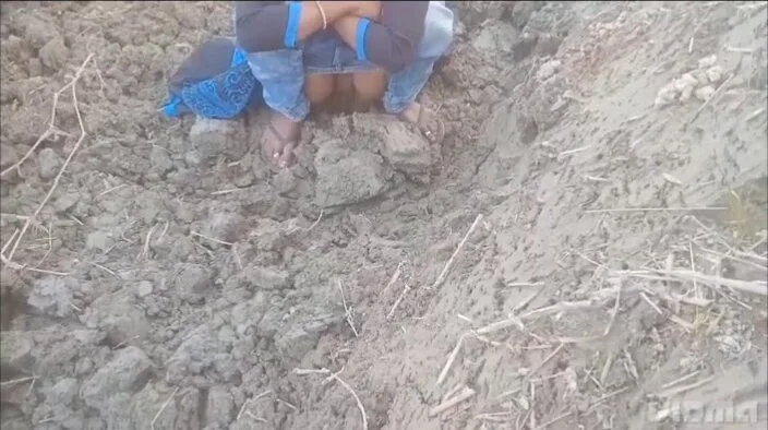 Indian Pissing: Desi public pee - video 2 - ThisVid.com