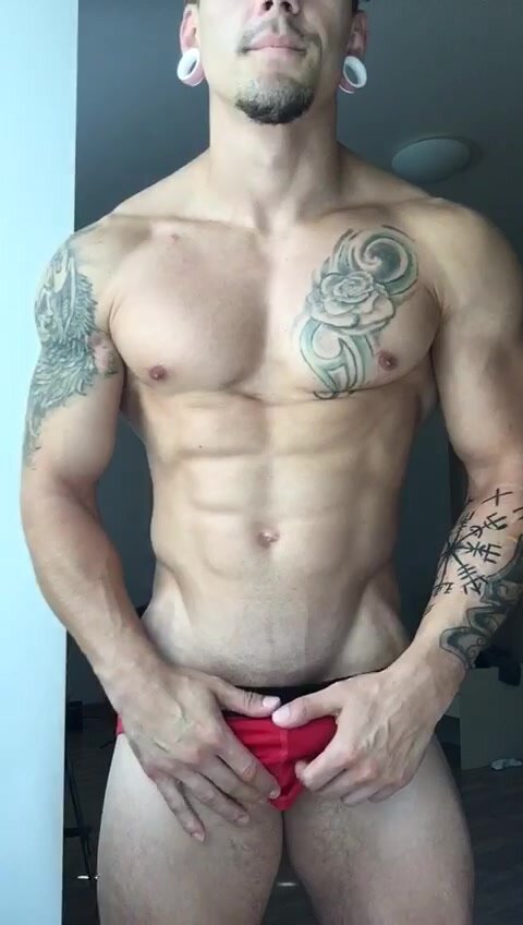 MUSCLE TATTOOED GUYS SHOWS OFF BIS BULGE