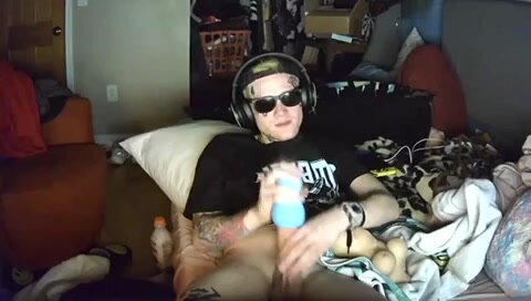(YouTube) Hot Streamer masturbating on live