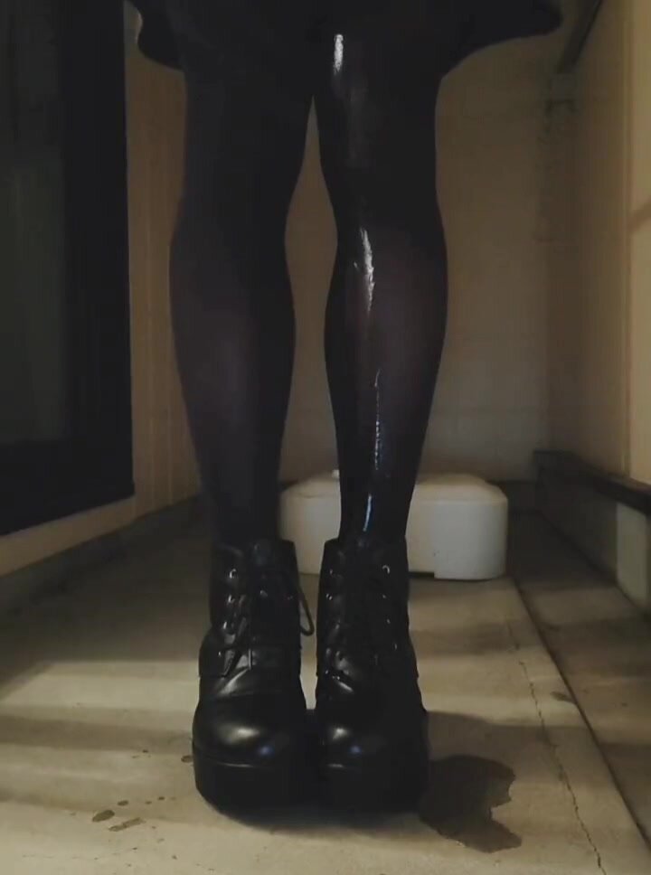 Gothic girl let her pee flow in pantyhose
